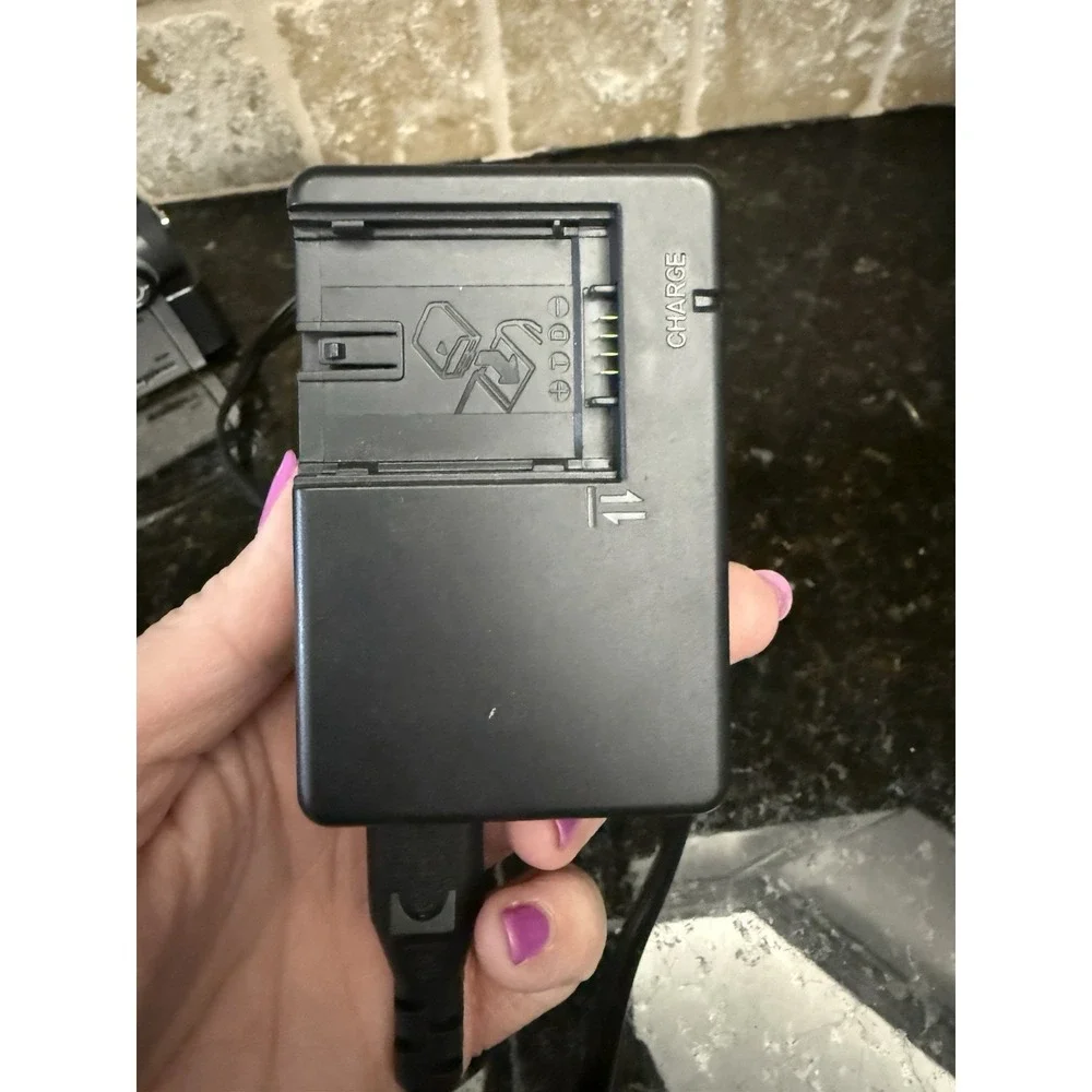 Hitachi DVD Camcorder with 30x Optical Zoom, Charger, Tested Works‎